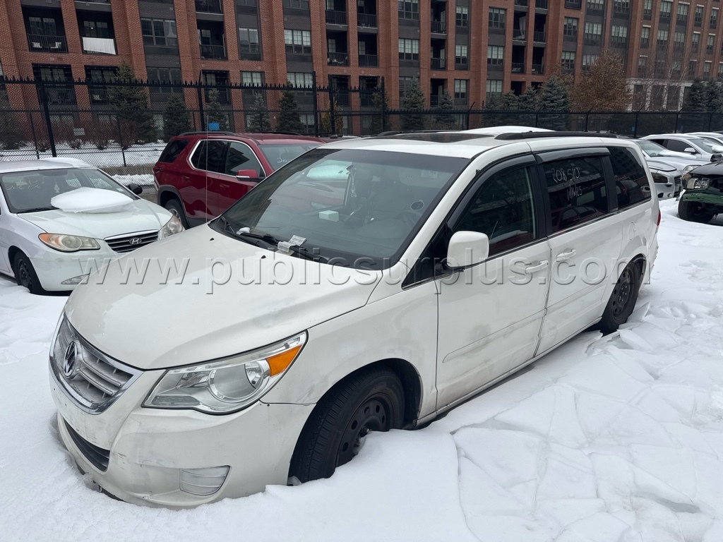 2011 Volkswagen Routan — photo 1