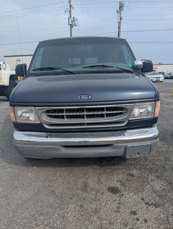 1998 Ford Club Wagon Van — photo 1