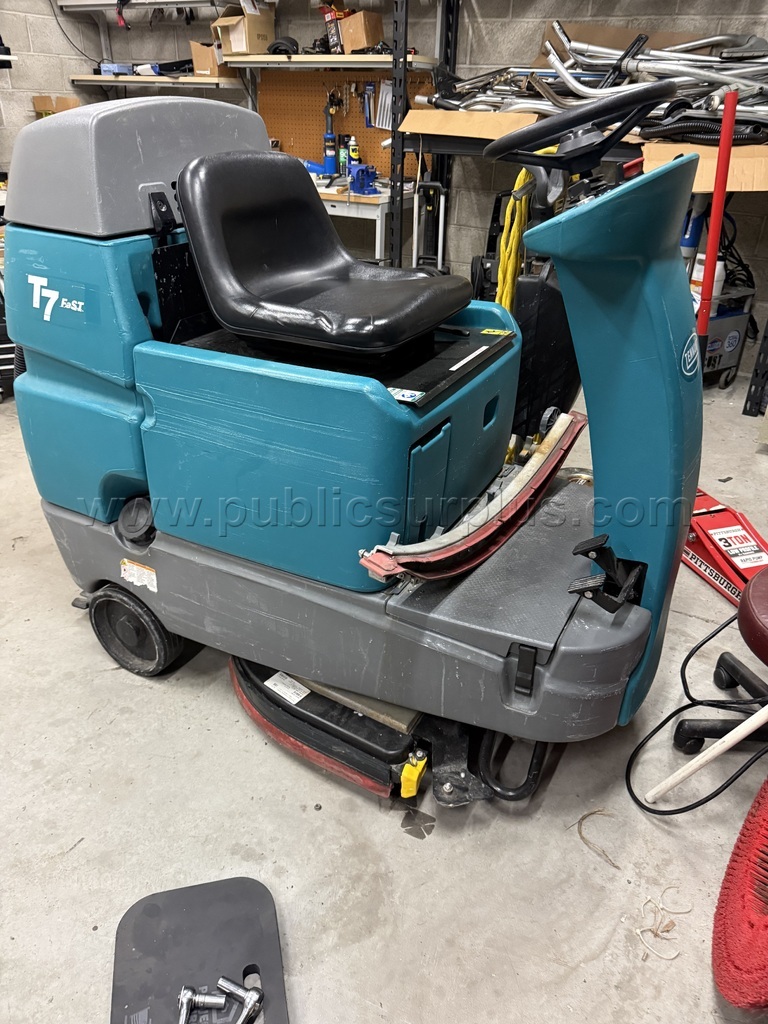 Tennant T7 Ride-On Floor Scrubber - Tag #205687 — photo 1