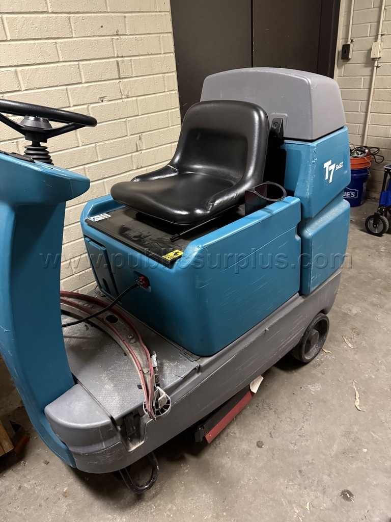Tennant T7 Ride-On Floor Scrubber - Tag #205686 — photo 1
