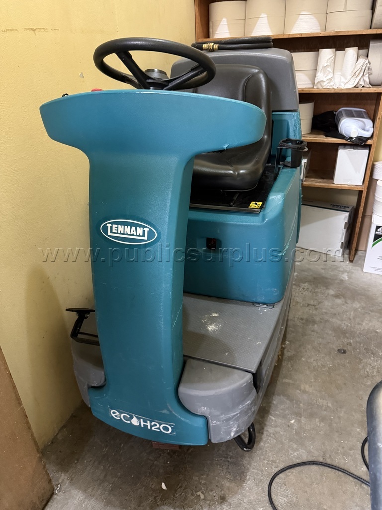 Tennant T7 Ride-On Floor Scrubber - Tag #207248 — photo 1