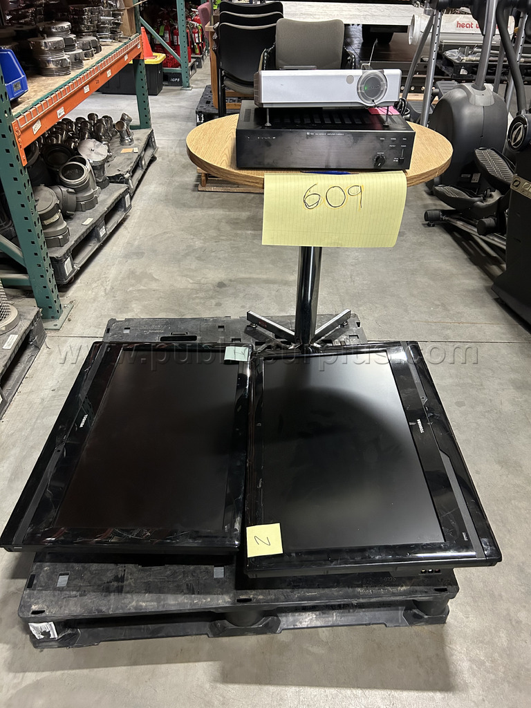 Lot 609	Panasonic Projector Toshiba 32" TV's Amplifier and table — photo 1