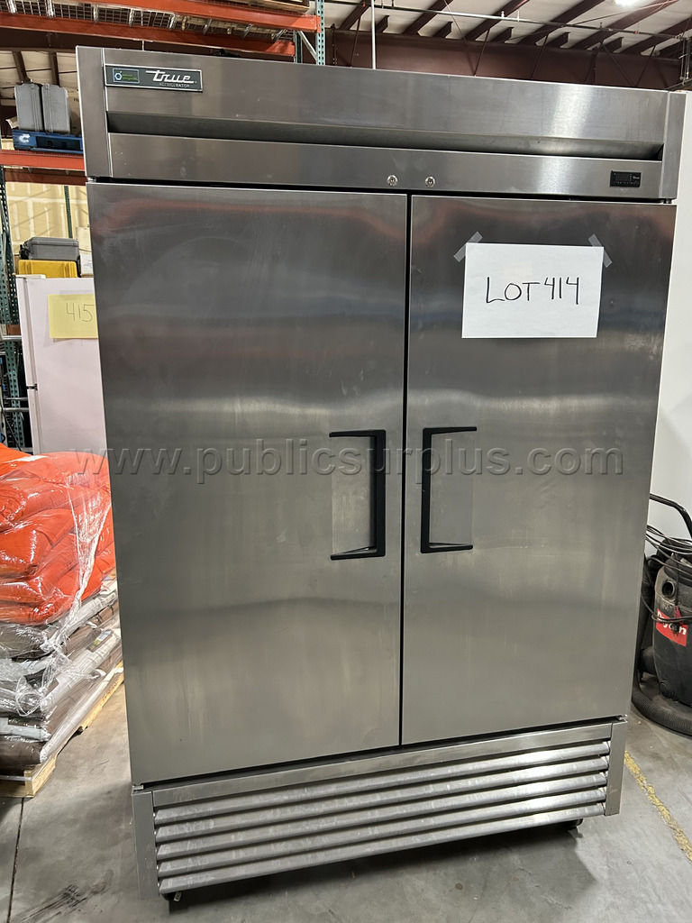 Lot 414	TRUE Refrigerator Does not work — photo 1
