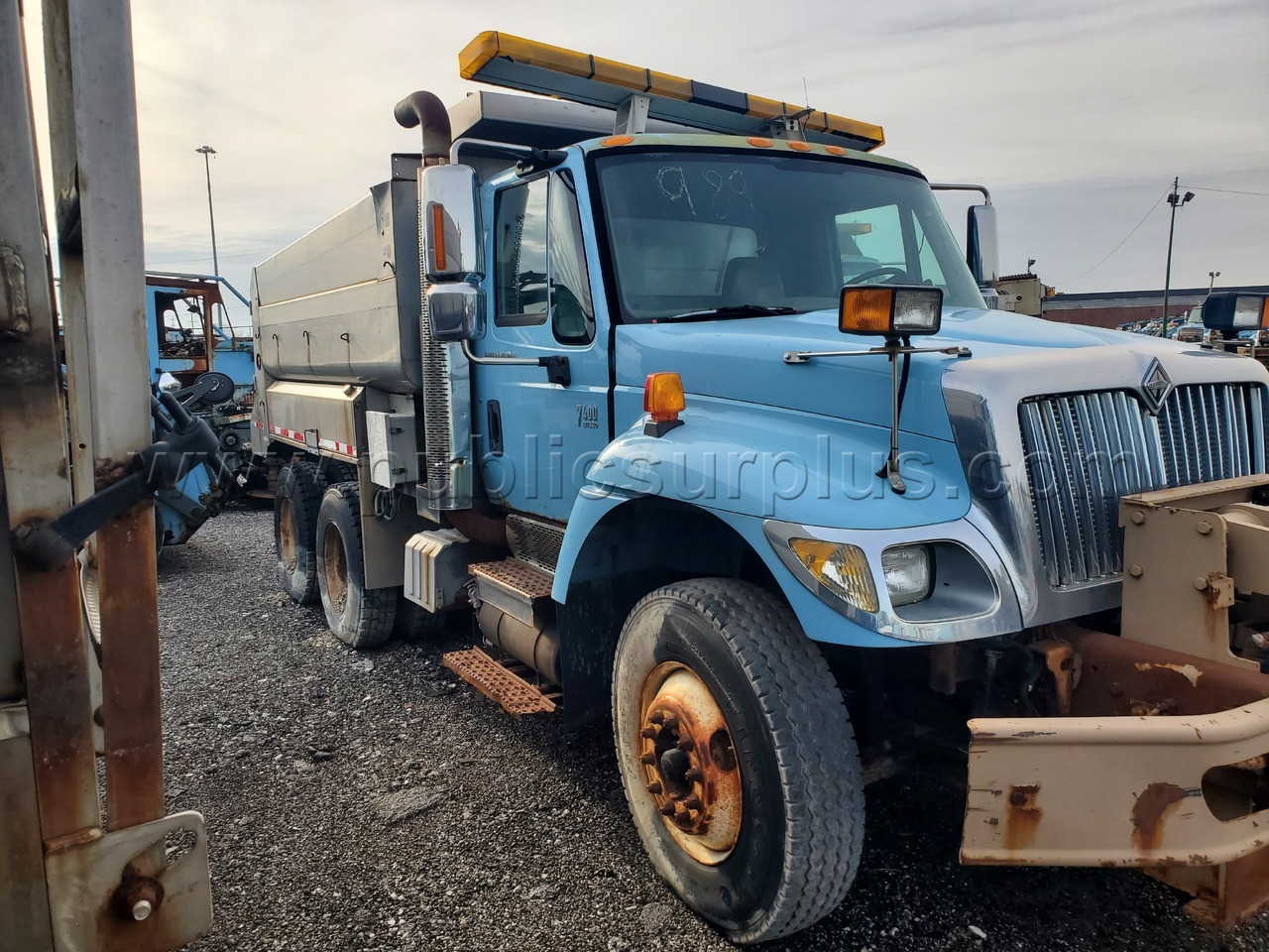 2004 INTERNATIONAL 7400 TRUCK — photo 1
