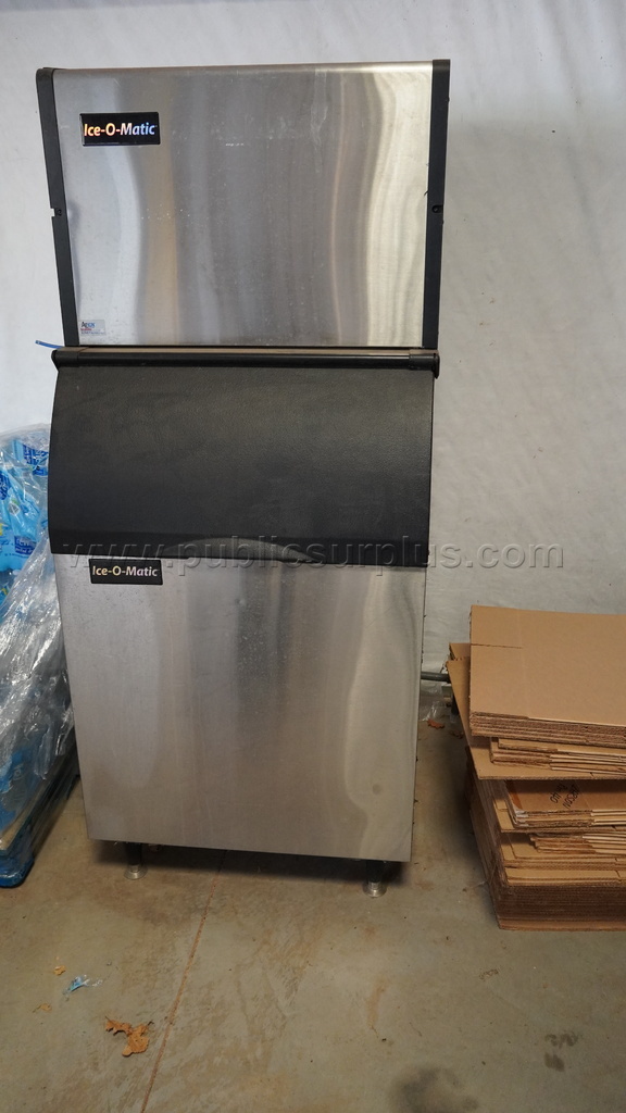 Commercial ice maker — photo 1