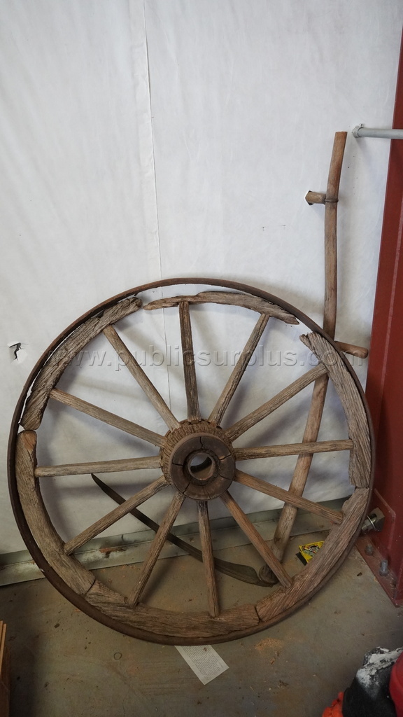 Wagon wheel and sickle — photo 1