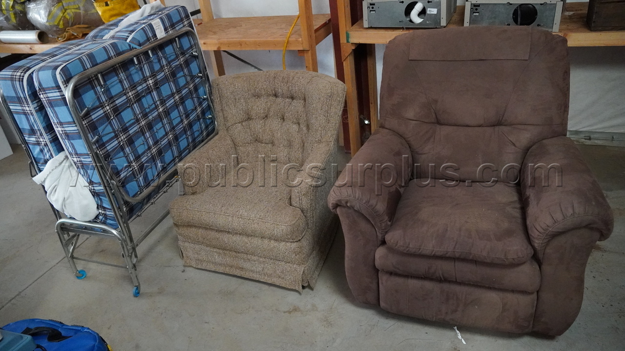 Recliners and fold out bed — photo 1