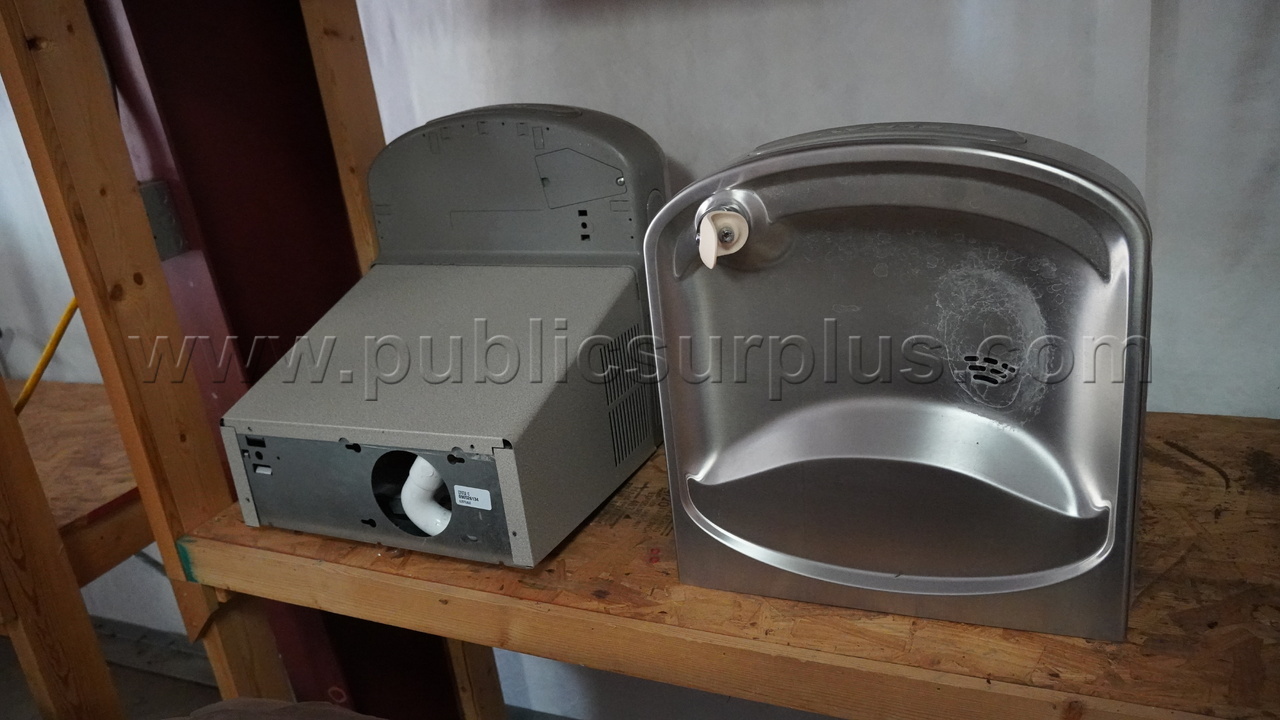 Wall mounted water fountain — photo 1