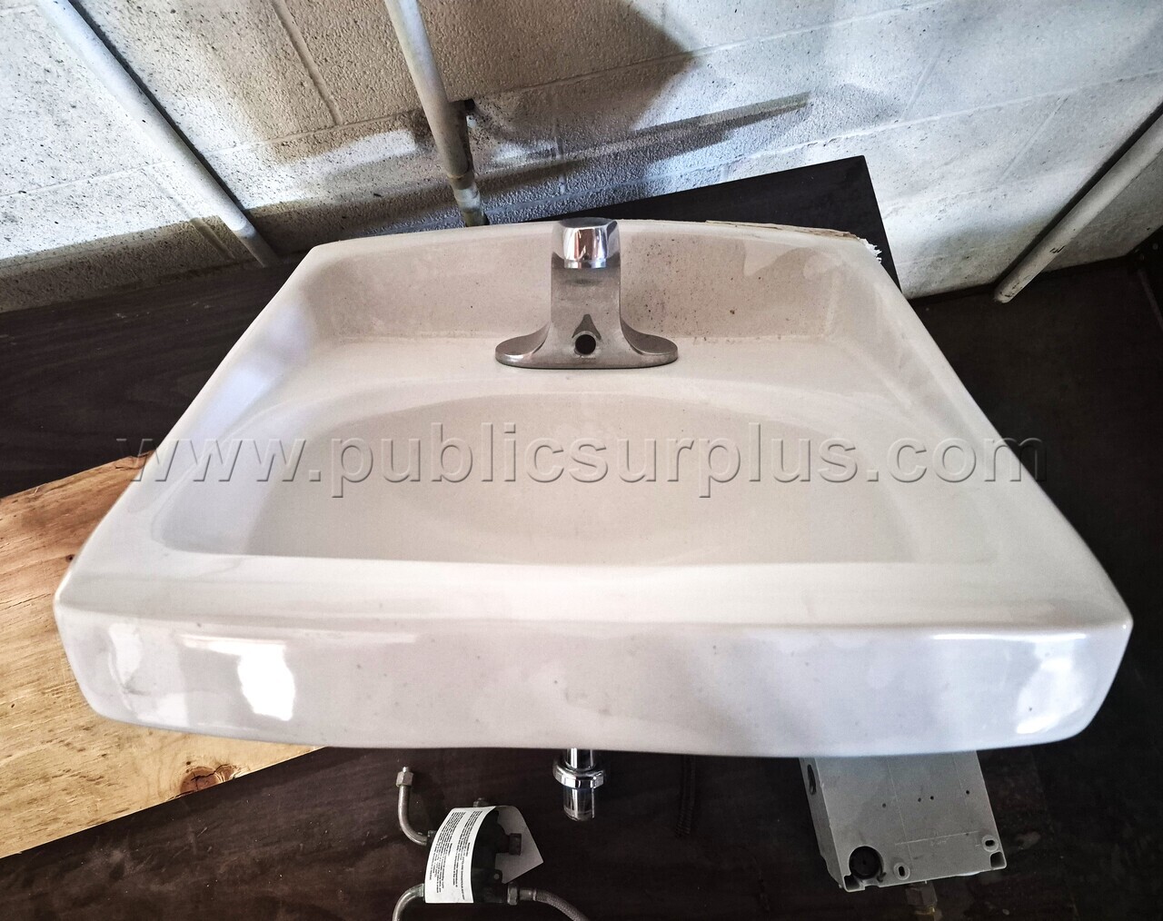 Wall Mounted Porcelain Sink — photo 1