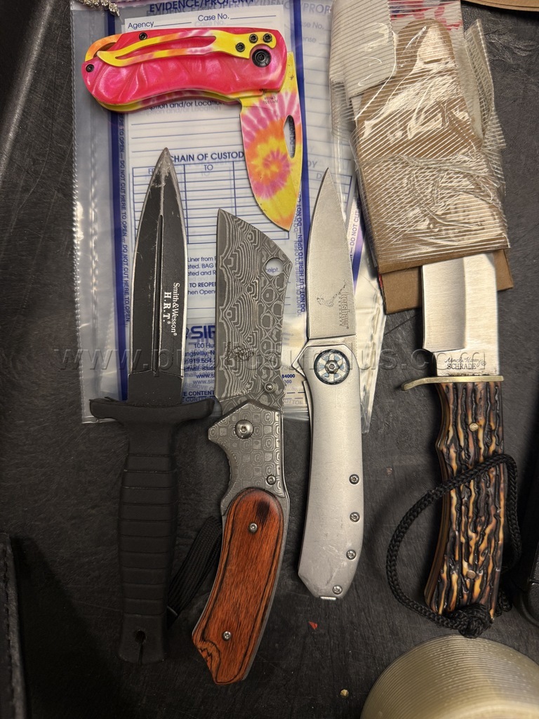 LOT OF KNIVES — photo 1