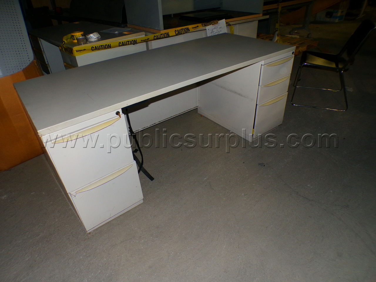 Office Desks — photo 1