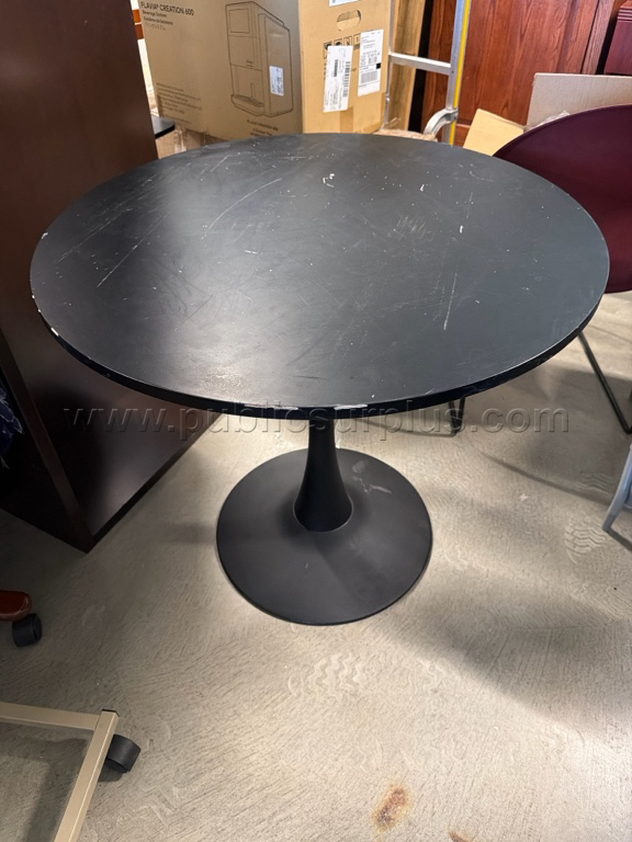 Round table — photo 1