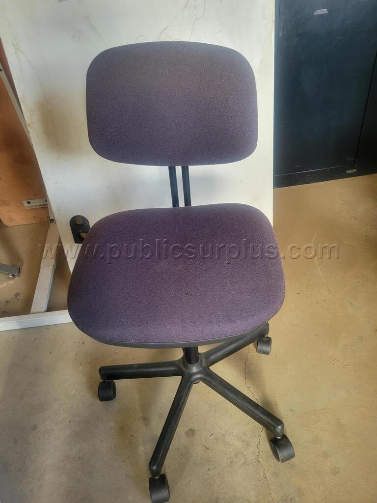 1 Lot of 7 Black Office Chairs with Rollers — photo 1