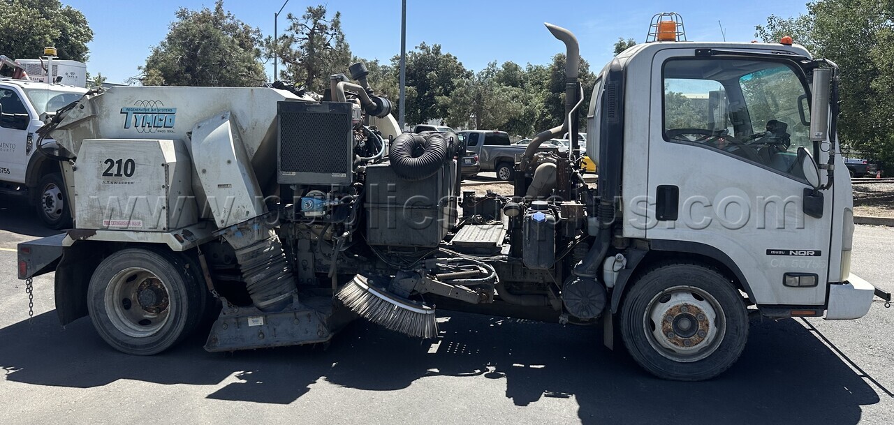 2012 TYMCO NQR STREET SWEEPER — photo 1