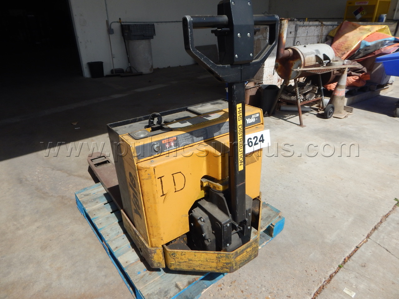 Lot 624 - (1) Yale Electric Pallet Jack — photo 1