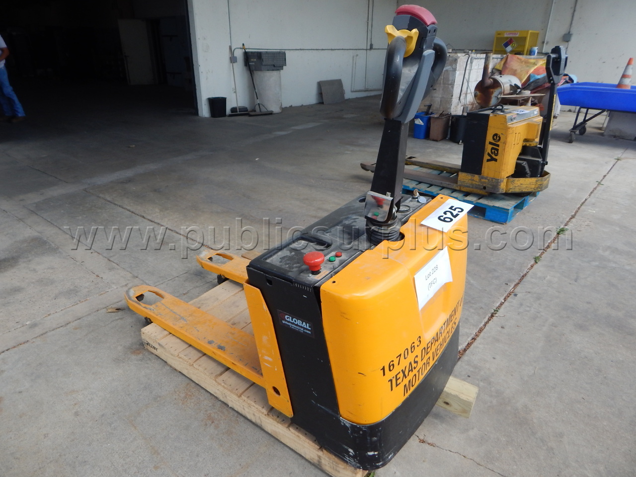 Lot 625 - (1) Global Pallet Jack — photo 1