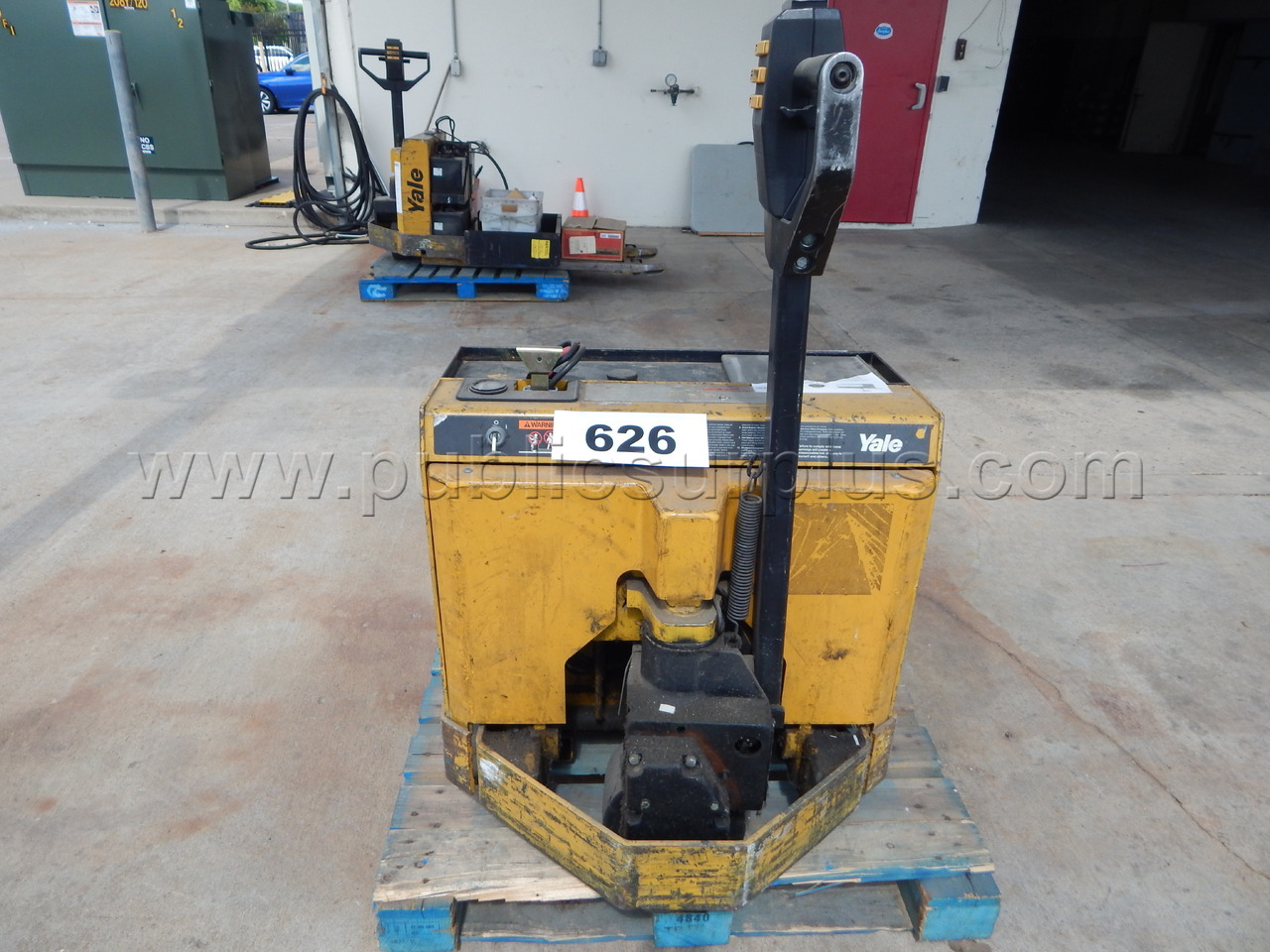 Lot 626 - (1) Yale Electric Pallet Jack — photo 1