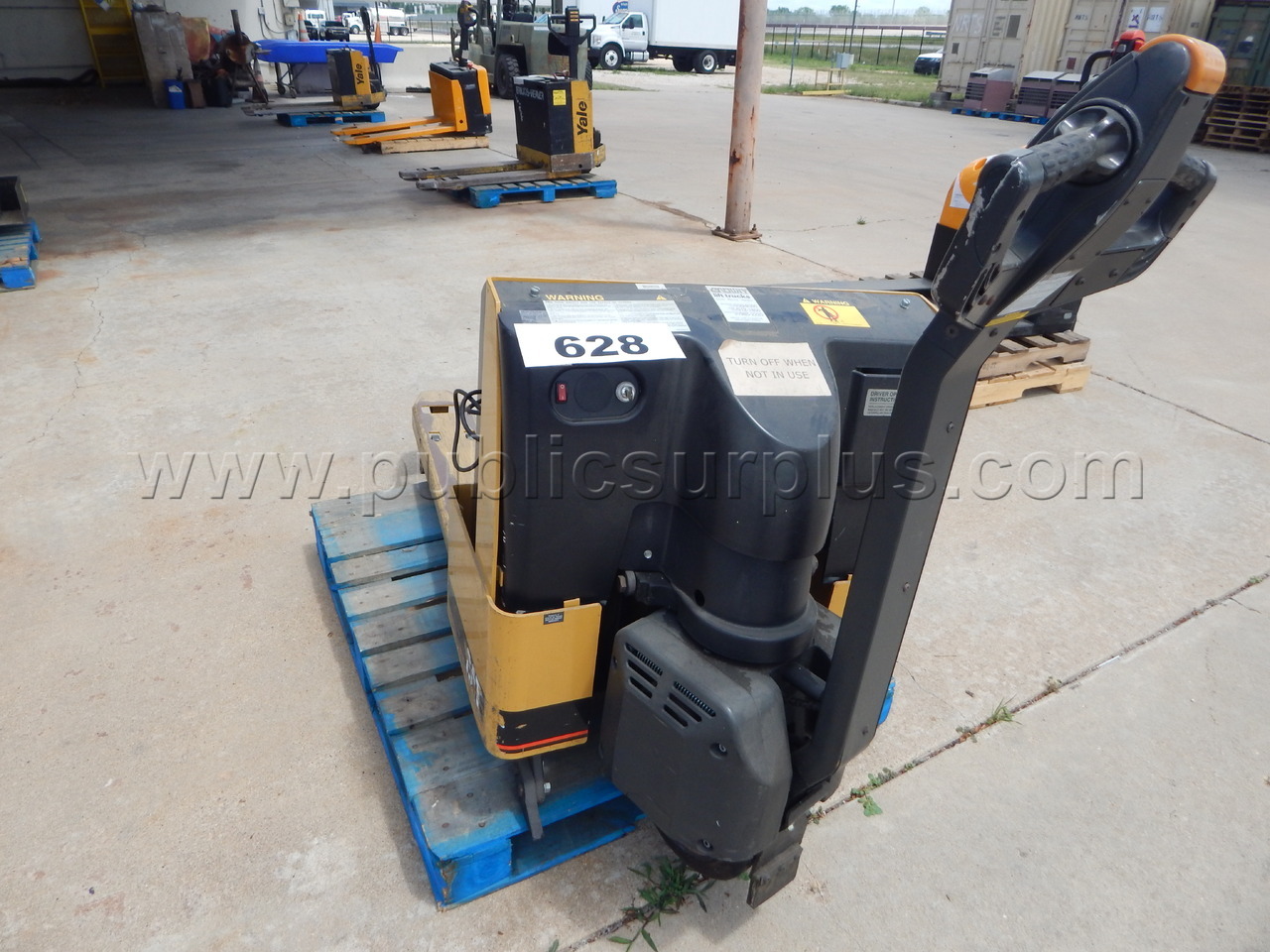 Lot 628 - (1) Caterpillar Electric Pallet Jack — photo 1