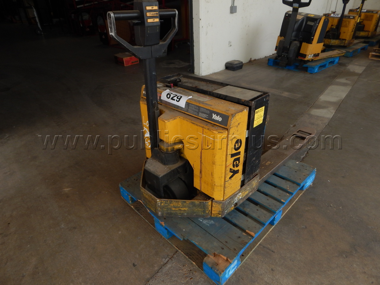 Lot 629 - (1) Yale Electric Pallet Jack — photo 1