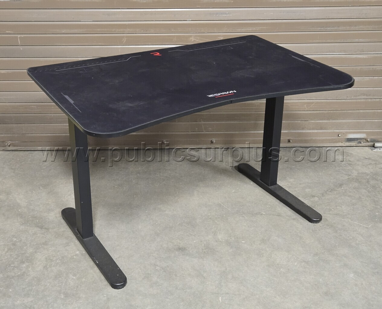 Respawn Gaming Table with Mouse Pad — photo 1