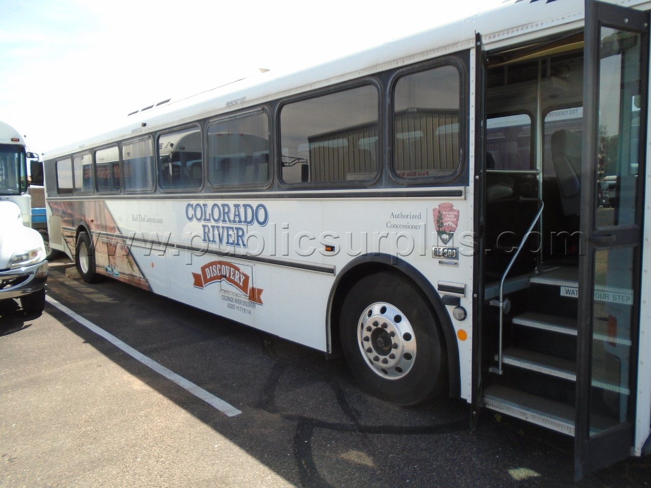 INTERNATIONAL 52 PASSENGER BUS #31 — photo 1