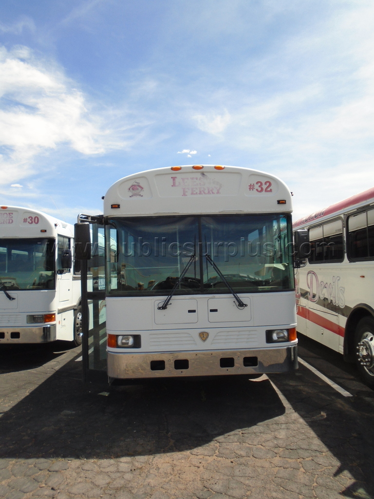 INTERNATIONAL 52 PASSENGER BUS #32 — photo 1