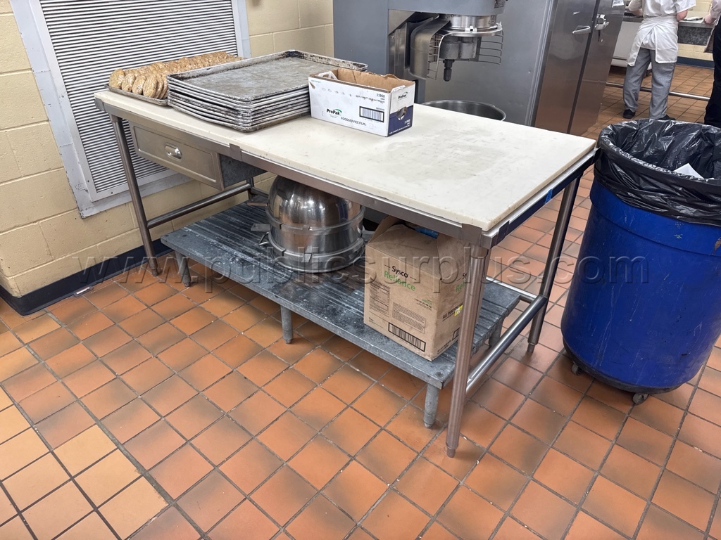 Kitchen Prep Table - Lot 15 — photo 1