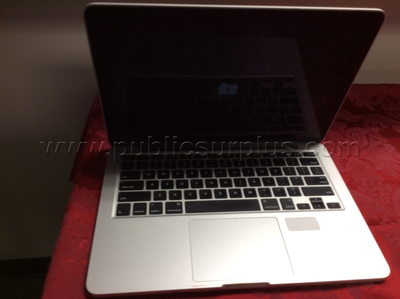 ONE APPLE MACBOOK   - SOLD AS IS - 460 — photo 1
