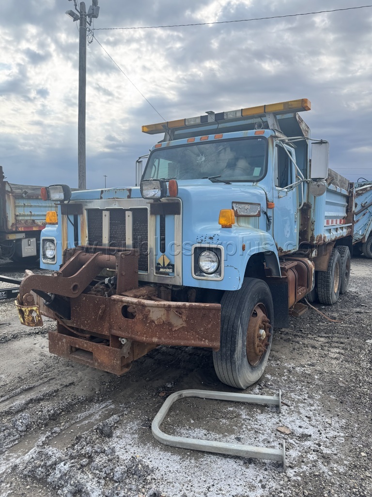 2000 INTERNATIONAL DUMP TRUCK — photo 1