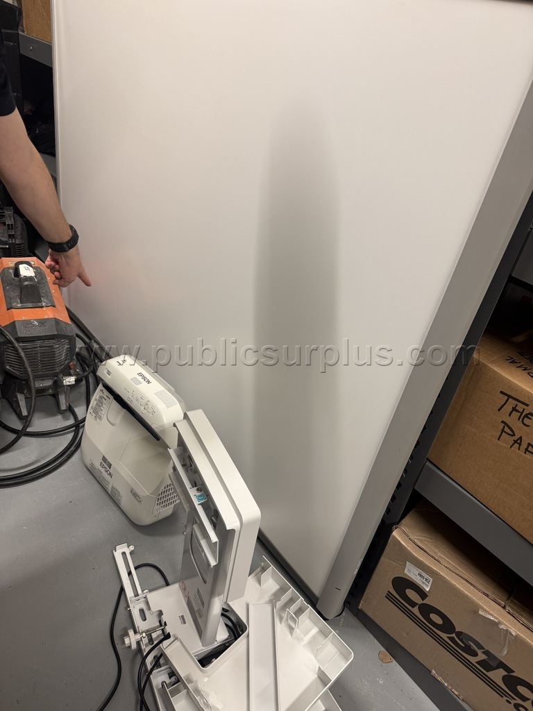 SMART BOARD AND PROJECTOR — photo 1