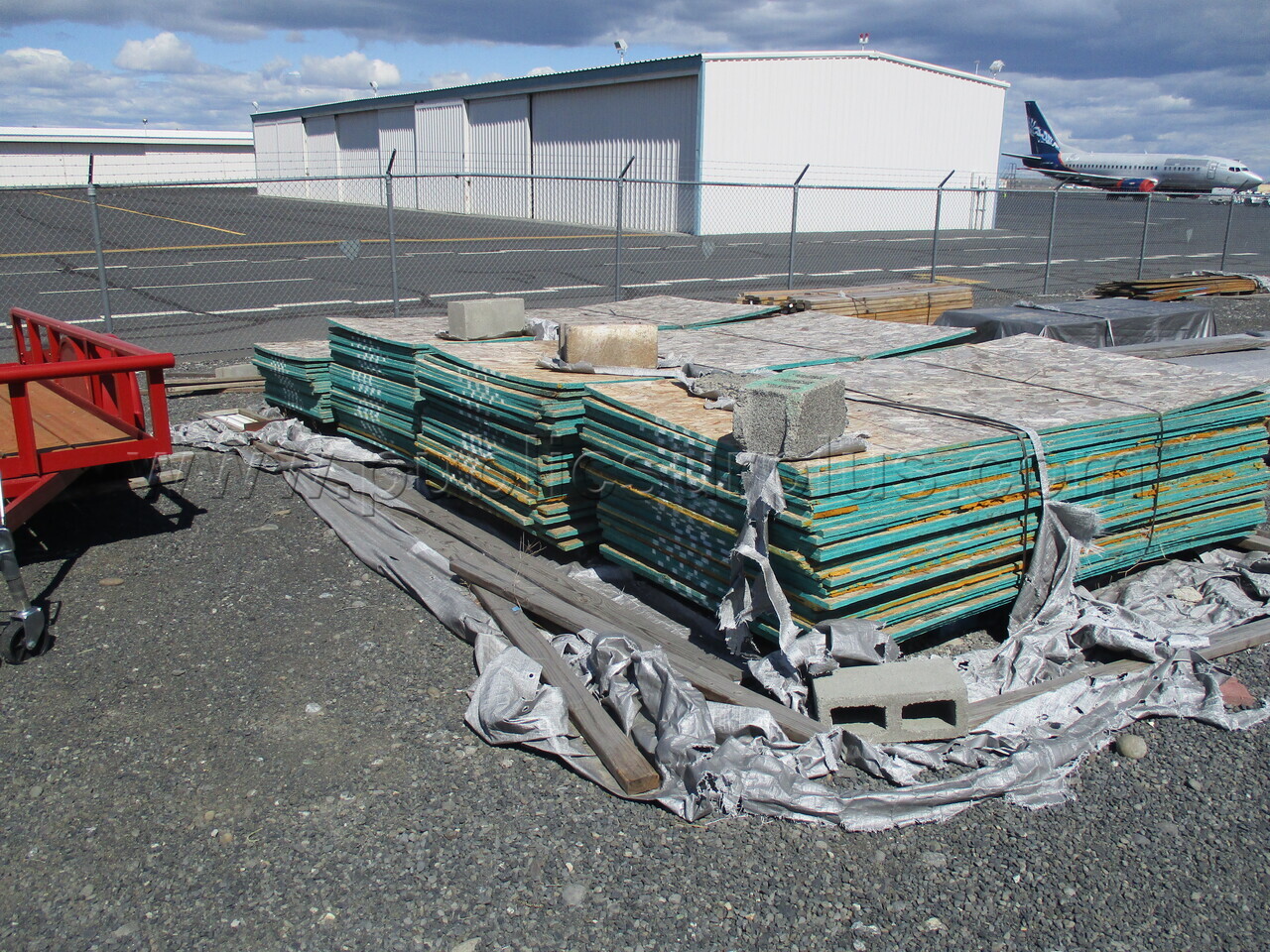 5/8" 4' x 8' OSB sheets — photo 1