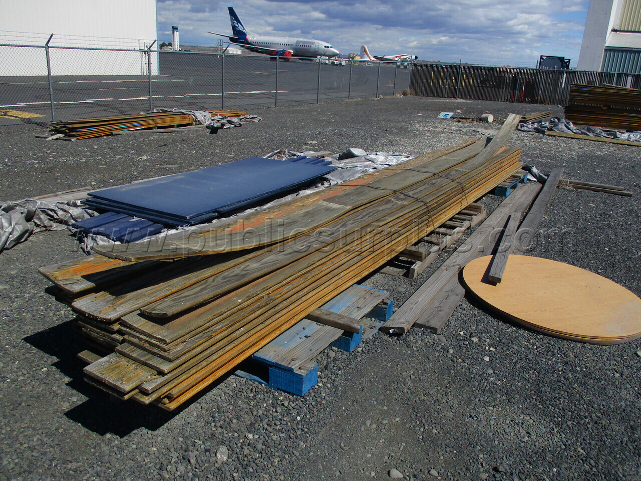 3 stacks of 1x6,8,10 oak planks — photo 1