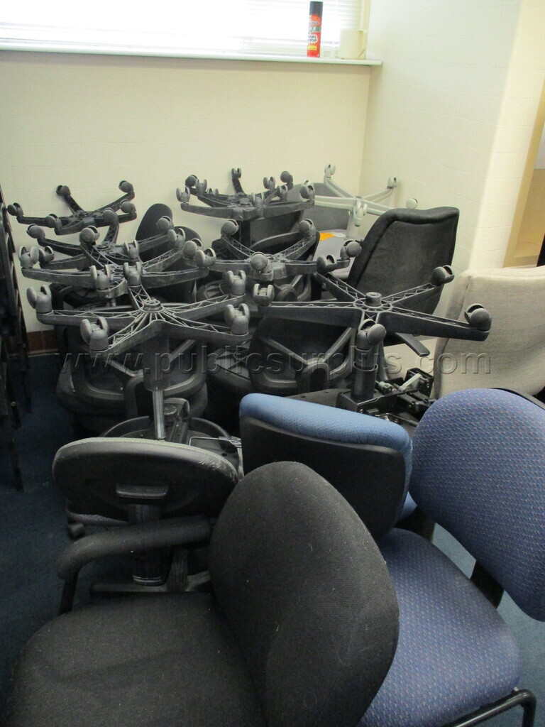 Lot of 20 desk chairs — photo 1
