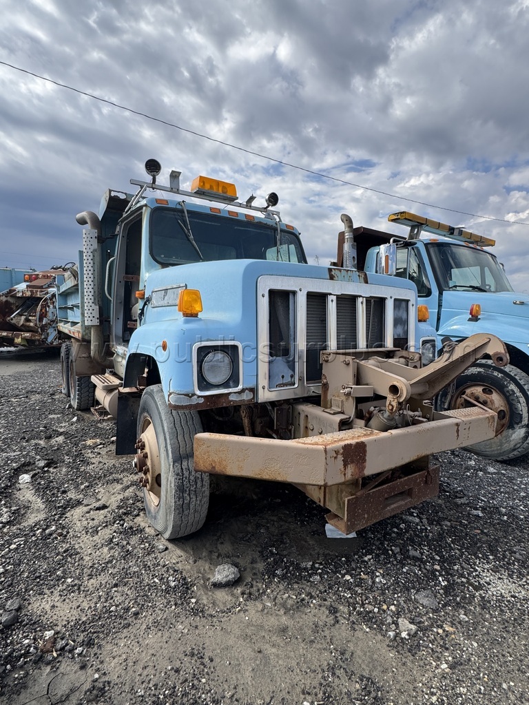 1993 INTERNATIONAL DUMP TRUCK — photo 1