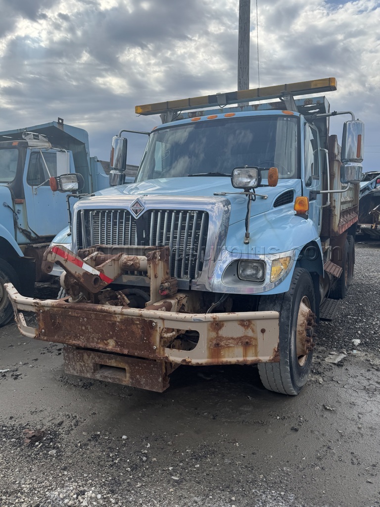 2003 INTERNATIONAL DUMP TRUCK — photo 1