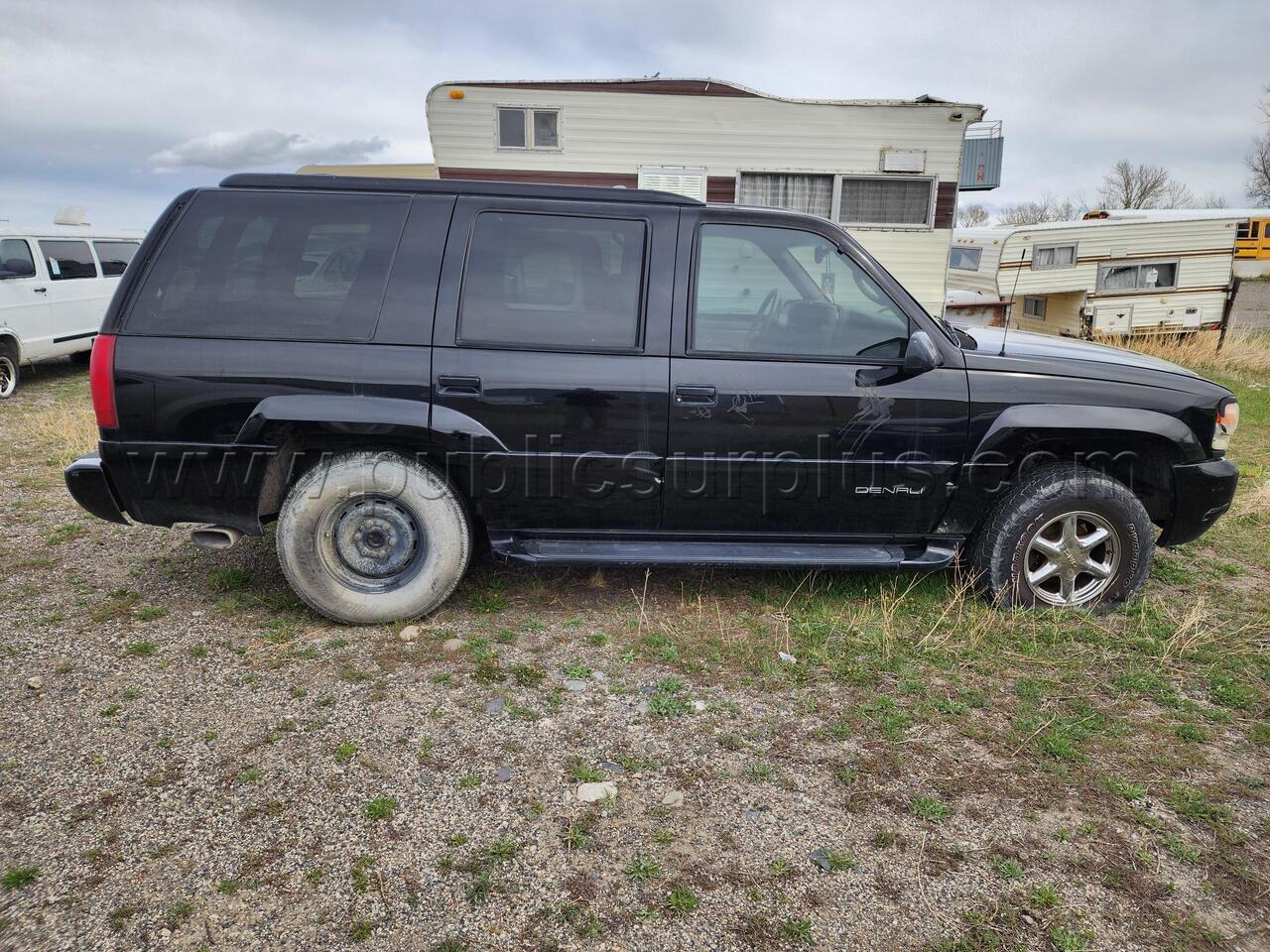 2000 Black GMC Yukon Denali — photo 1