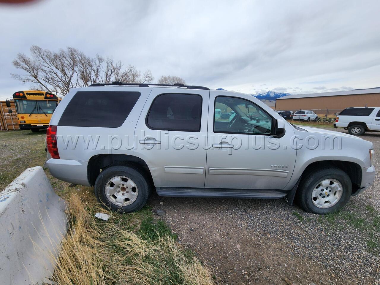 2010 Silver Chevrolet Tahoe — photo 1