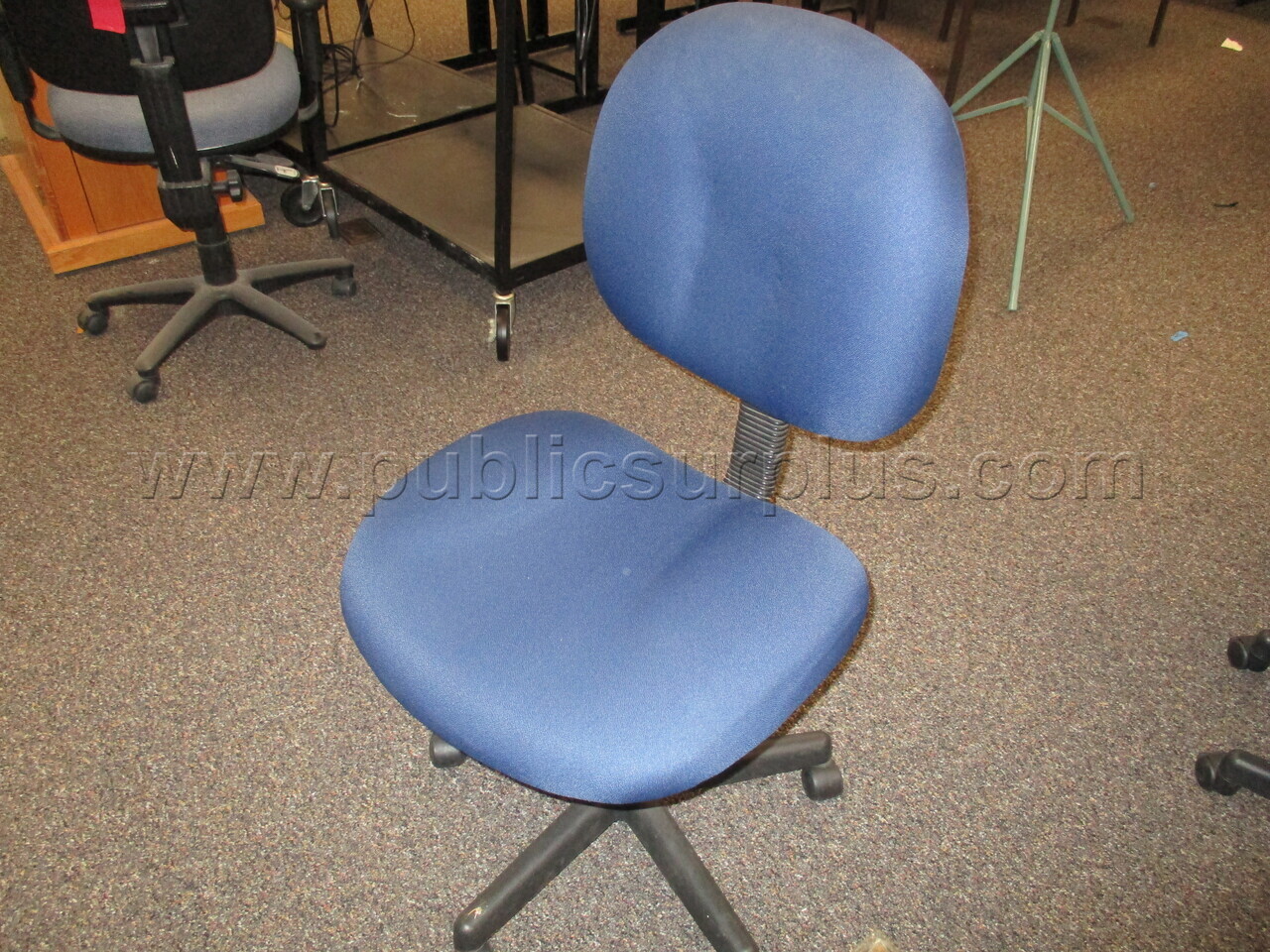 Lot of 65 Blue desk chairs — photo 1
