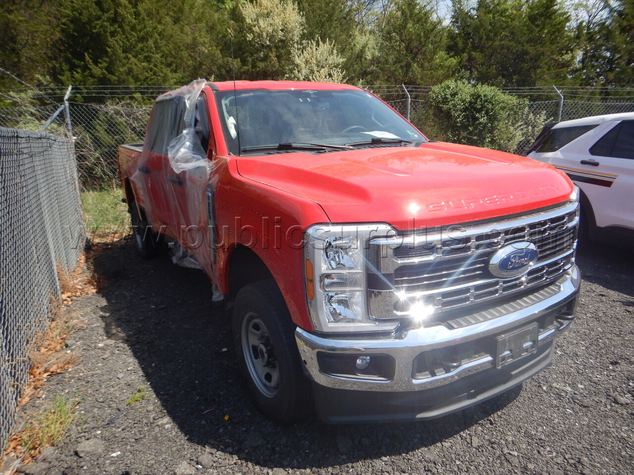 2023 FORD F350 SD XLT CREW CAB 4X4 WRECKED - TOWING REQ. - SALVAGE TITLE SALE — photo 1