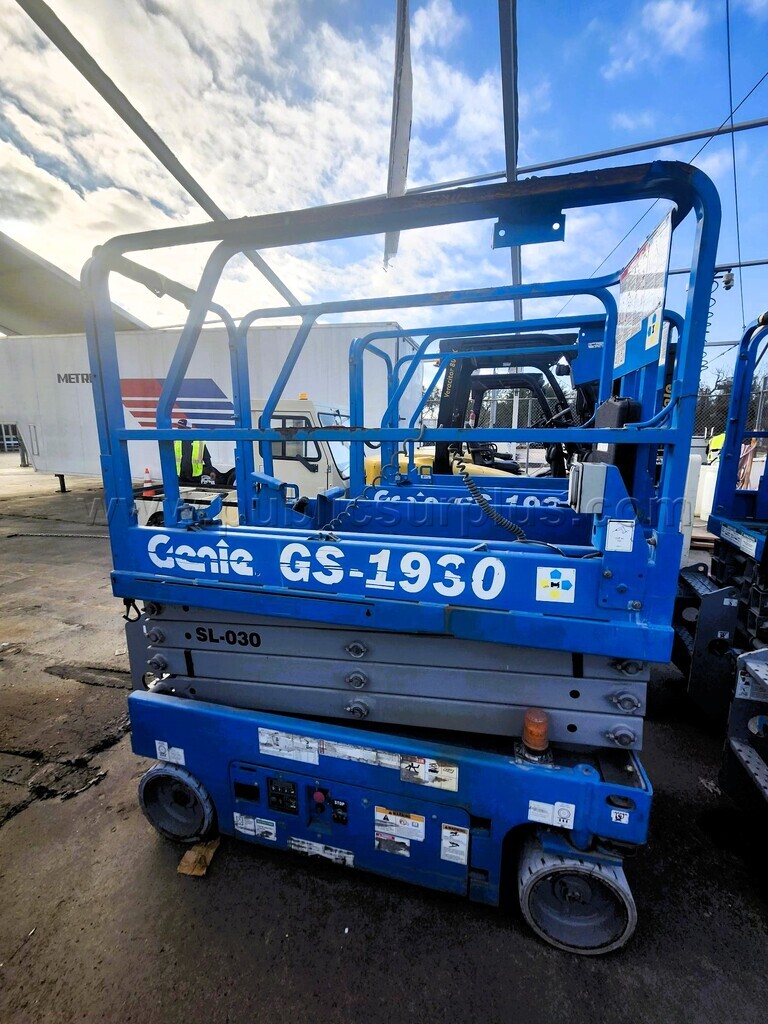 Used 2014 Genie Upright Scissor Lift (SL-030) — photo 1