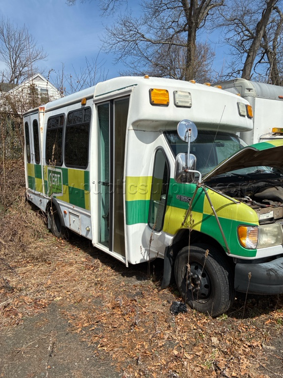 Ford E-350 Bus — photo 1