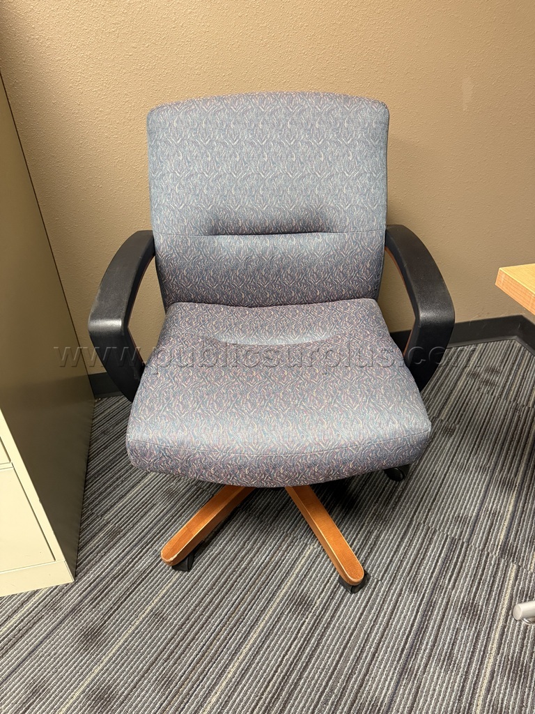 Office chair — photo 1