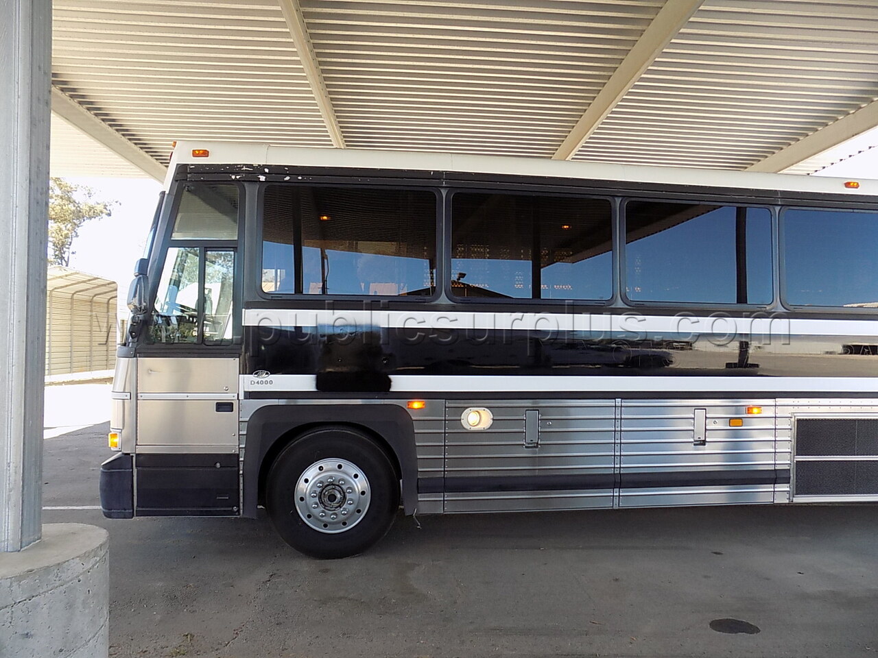 2004 MCI D4000 PRISONER BUS- OUT OF STATE SALE ONLY — photo 1