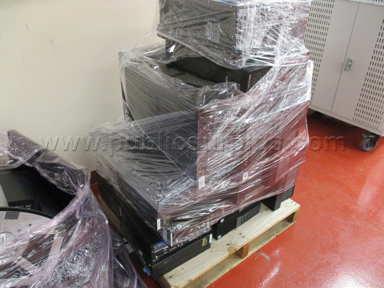 Pallet #39  Misc. Electronics, desktop PCs, Projector — photo 1