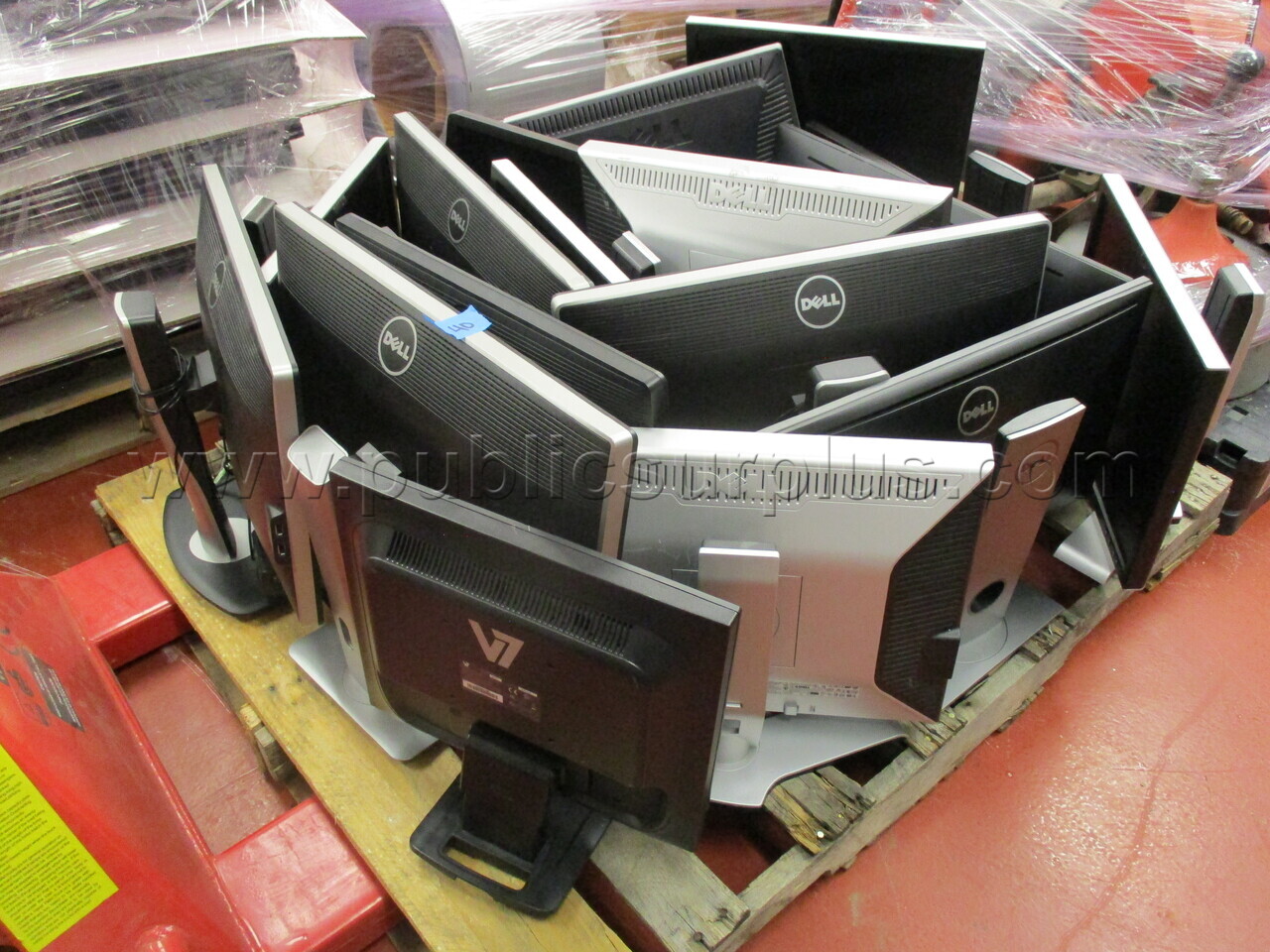 Pallet #40  18 desk top Monitors — photo 1