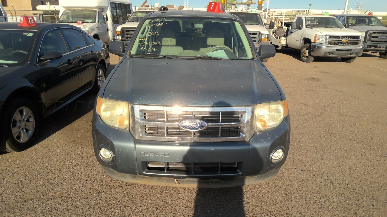 COURTS - 13B007 - 2011 FORD ESCAPE SUV 4X4 — photo 1