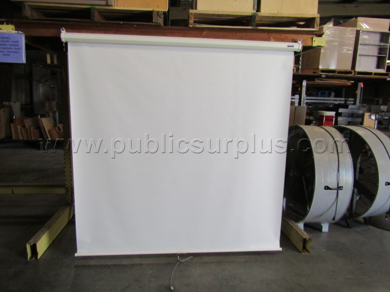 PROJECTOR SCREEN #2 — photo 1