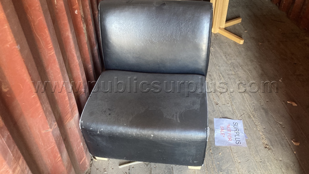 Black lounge chair — photo 1