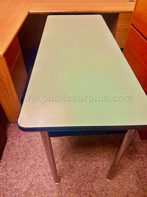 KI Laminate Table — photo 1