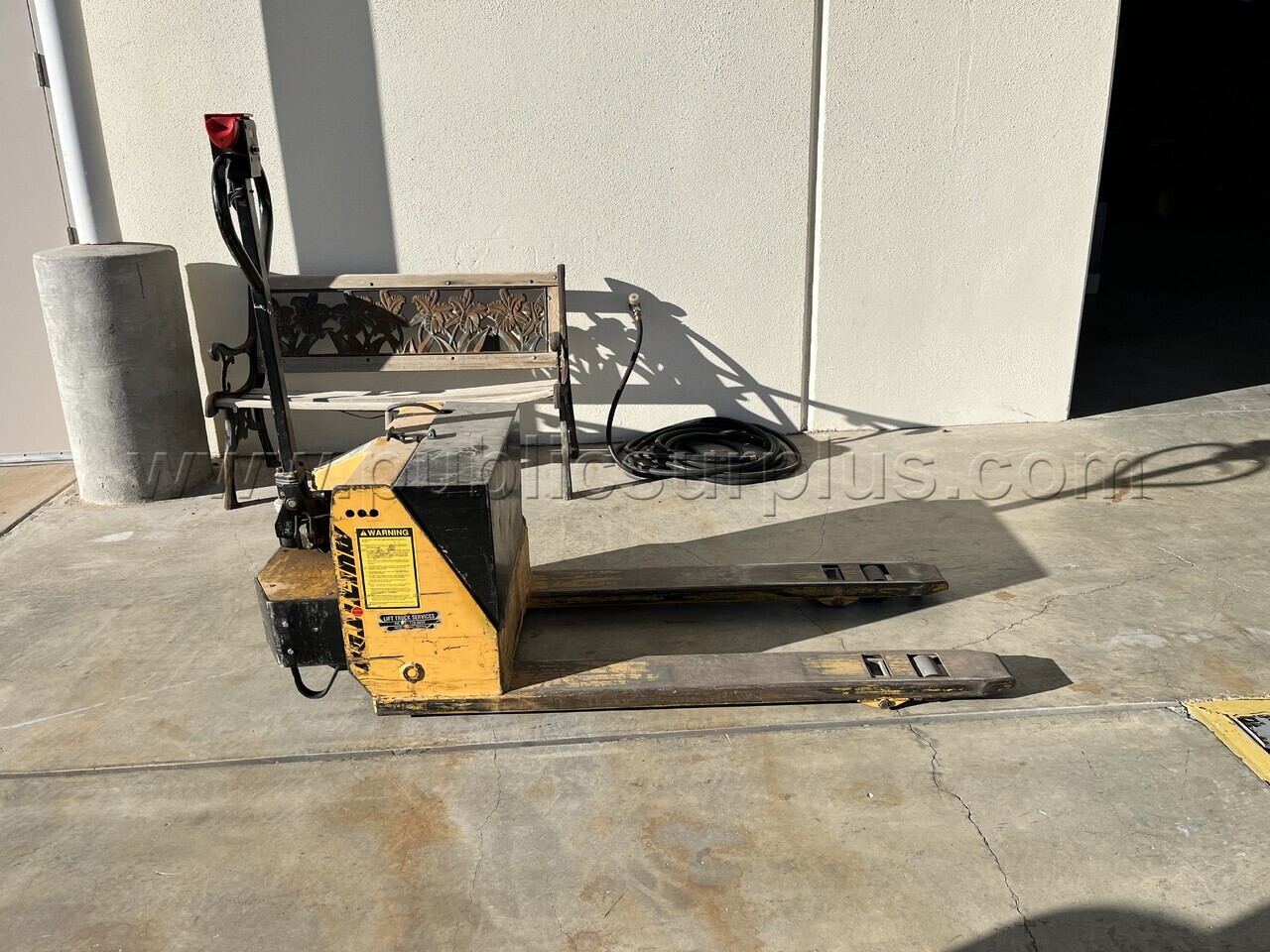 Lot 871E - MULTITON MOTORIZED HAND PALLET WM30 — photo 1